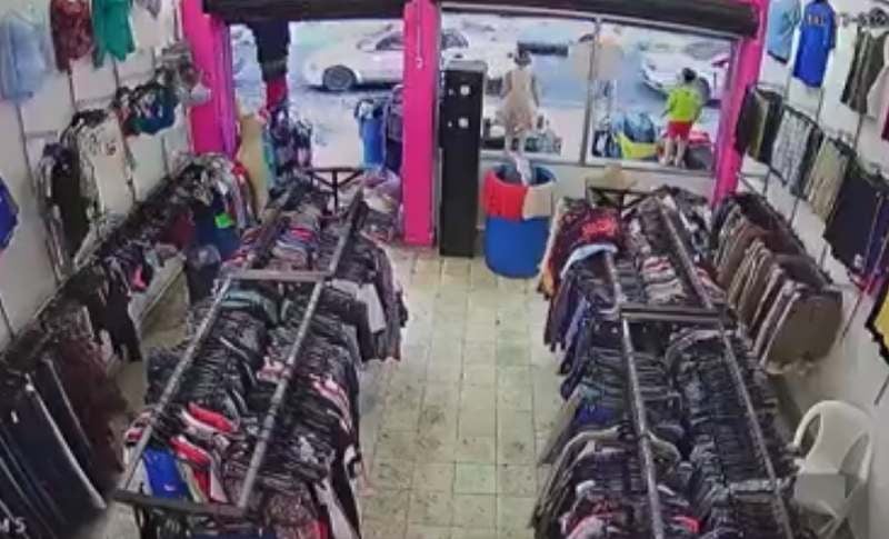 El asalto se dio en una tienda de venta de ropa.