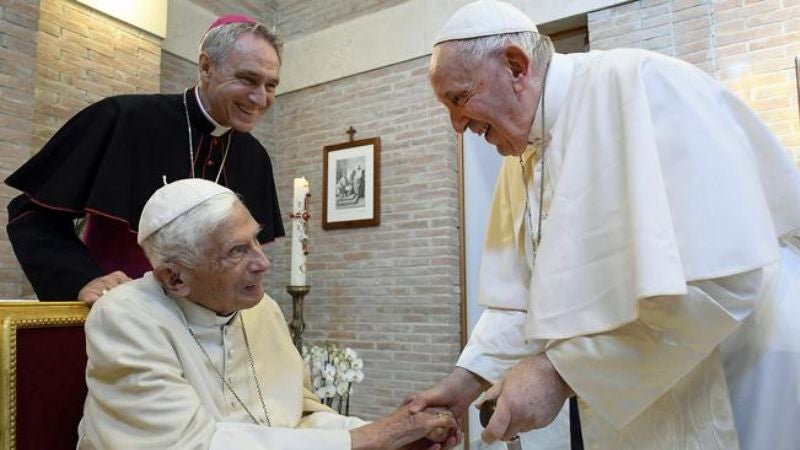 Benedicto XVI grave pero estable