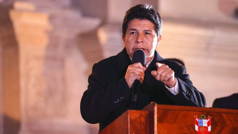 Presidente de Perú disuelve Congreso