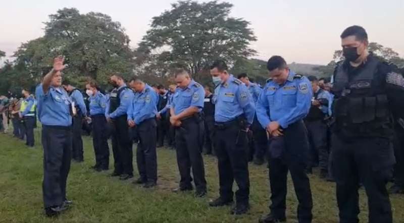 Antes de salir a las saturaciones, los policías realizaron una oración.