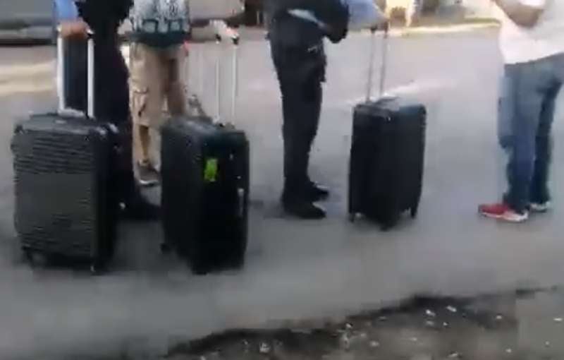 Los agentes inspeccionaron las maletas y hallaron adentro los paquetes de marihuana.