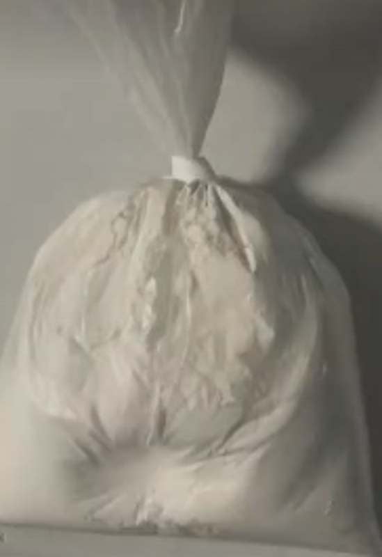 Supuesta bolsa de cocaína encontrada en la caja.