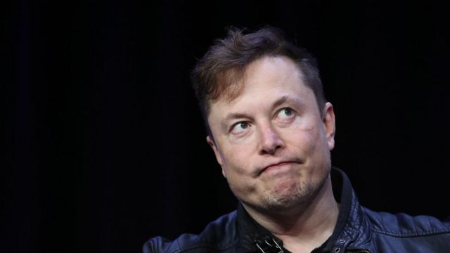 Elon Musk subasta mobiliario de Twitter