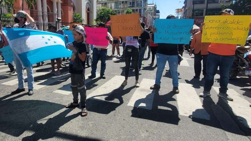 Protestantes con sus pancartas.