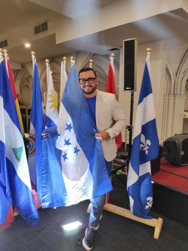 El hondureño siempre lleva en alto la bandera de Honduras.