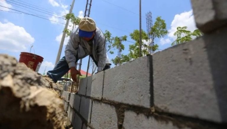 muere albañil al caer de un edifico