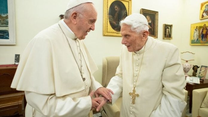 Benedicto XVI y su sucesor Francisco