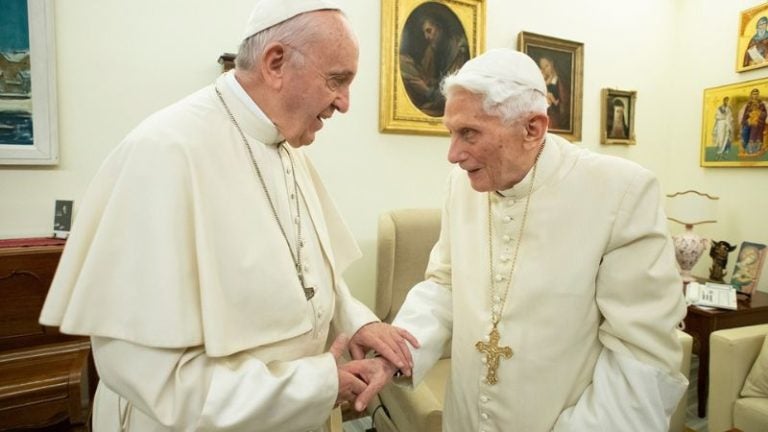 Benedicto XVI y Francisco, una convivencia difícil entre 2 papas