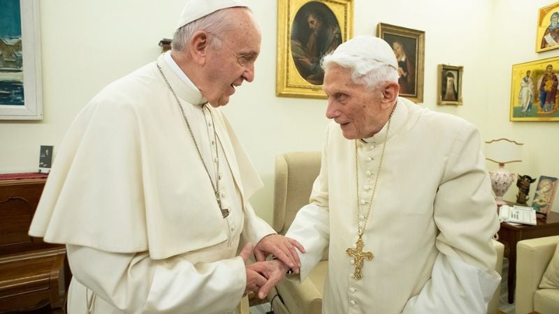 Benedicto XVI y su sucesor Francisco