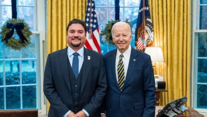 Javier Bu entrega credenciales a Joe Biden