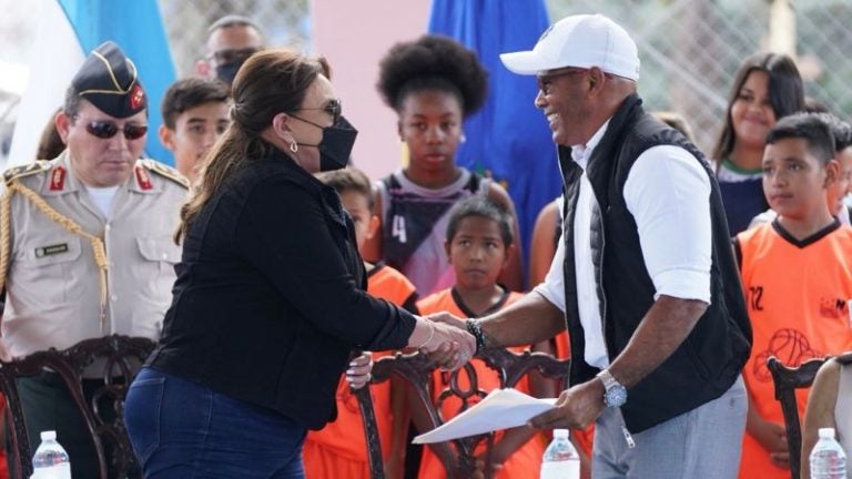 Presidenta inaugura cancha