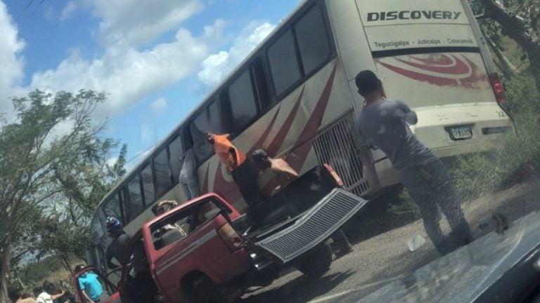 Bus y pickup se accidentan en carretera a Olancho; hay heridos