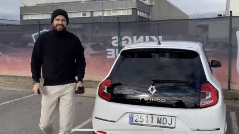 Piqué cambia Ferrari por Renault Twingo