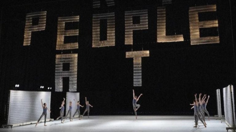 Con vestuario de desechos plásticos, ballet japonés realiza show