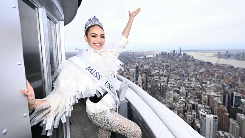 Miss Universo renuncia a su corona 