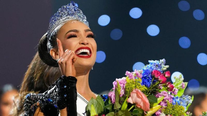 Miss Universo renuncia a su corona 