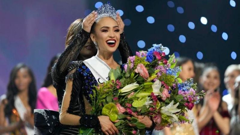 Miss Universo renuncia a su corona