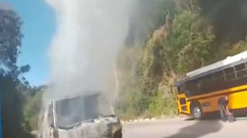 Incendio de microbús en la Moramulca