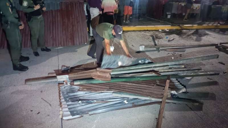 Momento en que los municipales quitaban los puestos de los vendedores.