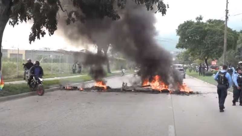 Los ciudadanos colocaron llantas y las quemaron en la carretera.