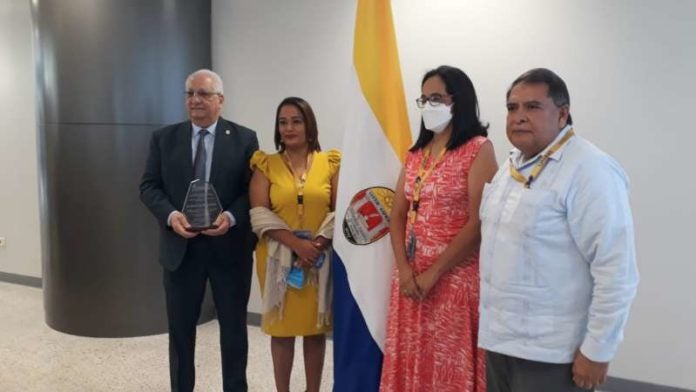 Distinguen a rector de la UNAH