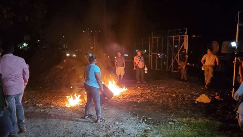 Los vendedores amenazaron con quemar la maquinaria.