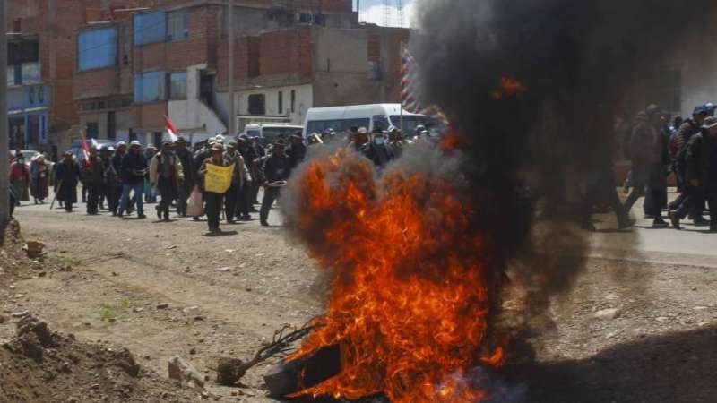 Residentes de la ciudad andina de Puno, cerca de la frontera con Bolivia, protestan contra la presidenta peruana Dina Boluarte