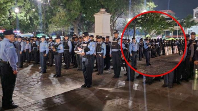 Policías en la Alcaldía de SPS