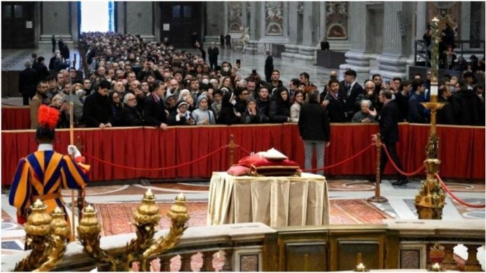 Benedicto XVI en capilla ardiente