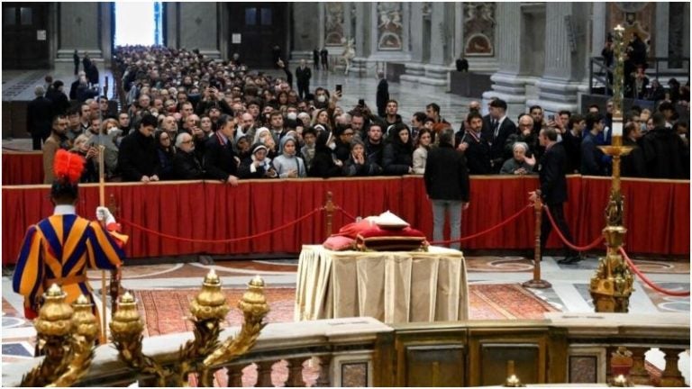 VIDEO | Así despiden al papa Benedicto XVI en capilla ardiente