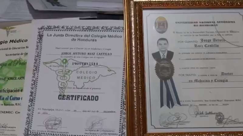 Título y diplomas del médico hondureño.