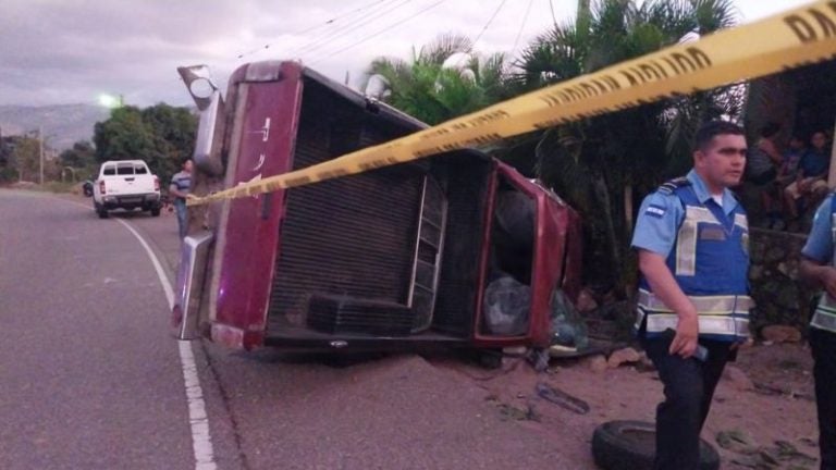 Choque entre pick-up y moto deja un muerto y varios heridos