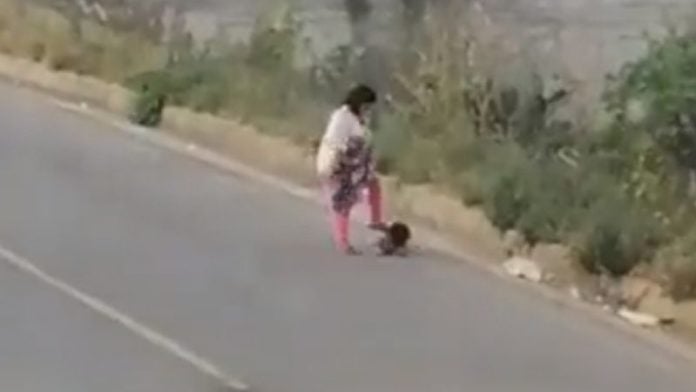 madre patea a su pequeño hijo