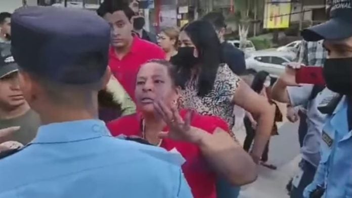 Integrantes de LIBRE insultan a policía