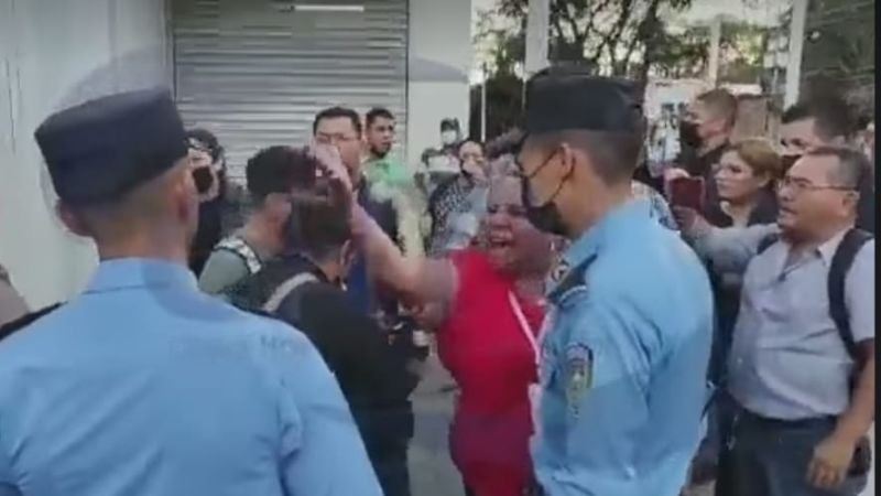Integrantes de LIBRE insultan a policía