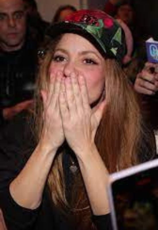 Shakira sale de su casa a saludar