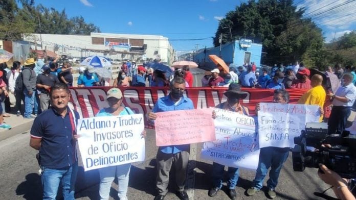 Protesta empleados SANAA hoy