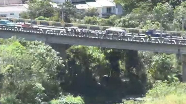 Hombre lanza puente barrio La Bolsa