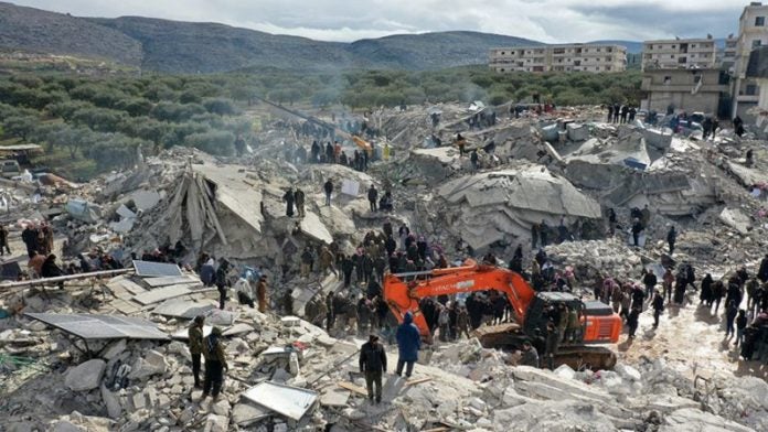 hombre busca familiares tras sismo