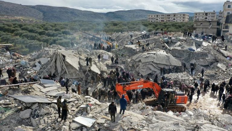 hombre busca familiares tras sismo