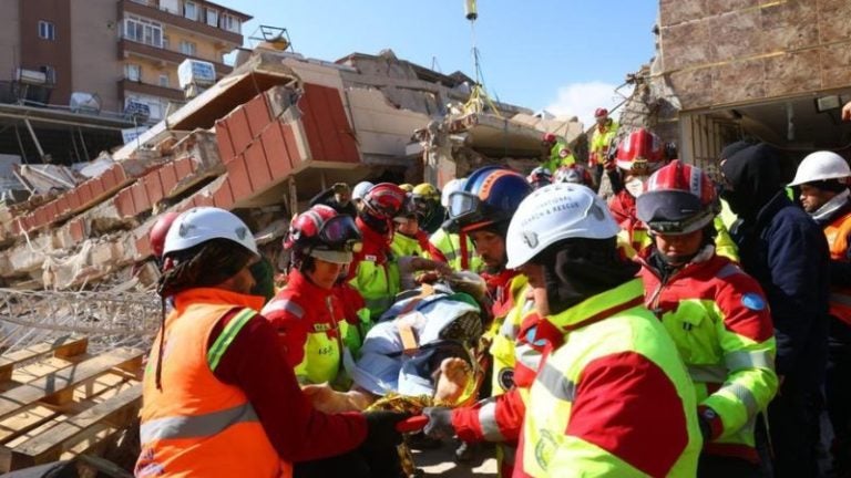 mujer que pasó más de 100 horas sepultada