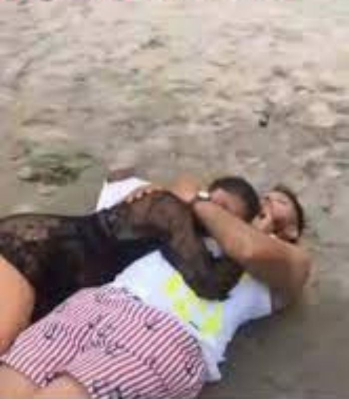 mujer encuntra a hombre con otra en la playa
