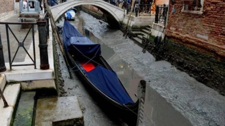 Canales de Venecia se quedan sin agua en pleno carnaval