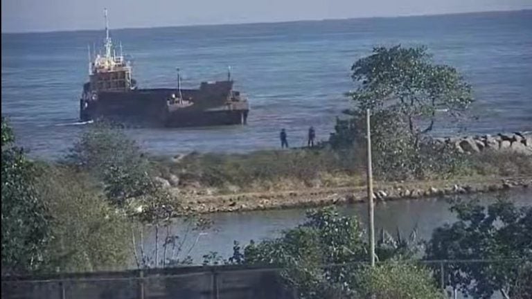 Embarcación encalla muelle La Ceiba