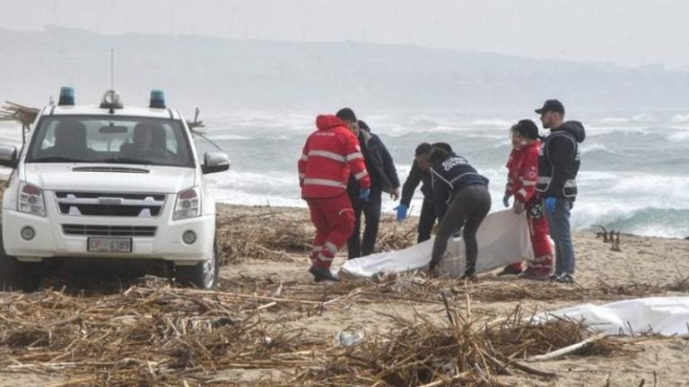 60 migrantes naufragio Italia