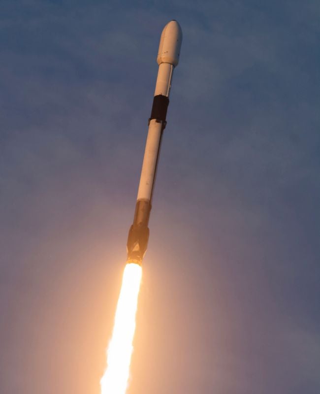 SpaceX lanza 21 satélites en órbita