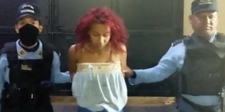 detienen a mujer por golpear a su mamá