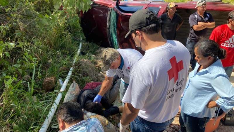 Momento en que los paramédicos confirman en fallecimiento de un hondureño.