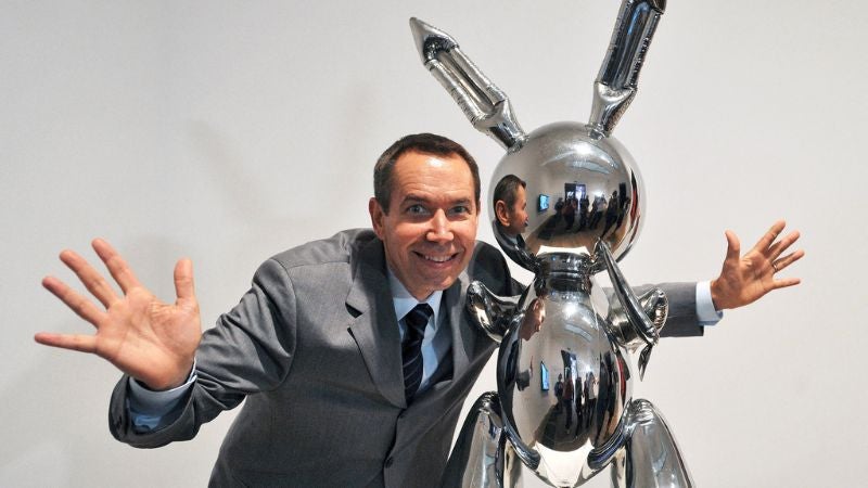 Mujer rompe escultura de Koons