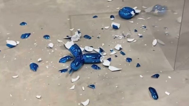 Mujer rompe escultura de Koons